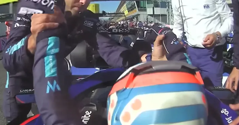 Video: Nyck de Vries komt niet uit auto en heeft hulp van monteurs nodig