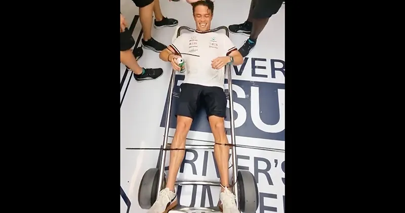 Video. Nyck de Vries wordt op speciale manier afgeleverd bij AlphaTauri door Mercedes