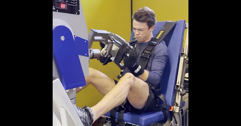 Video. Nyck de Vries werkt zich in het zweet in aanloop naar 2023-seizoen