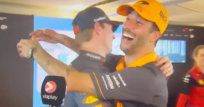 Video. Daniel Ricciardo deelt innige omhelzing met Max Verstappen en voelt iets raars!?