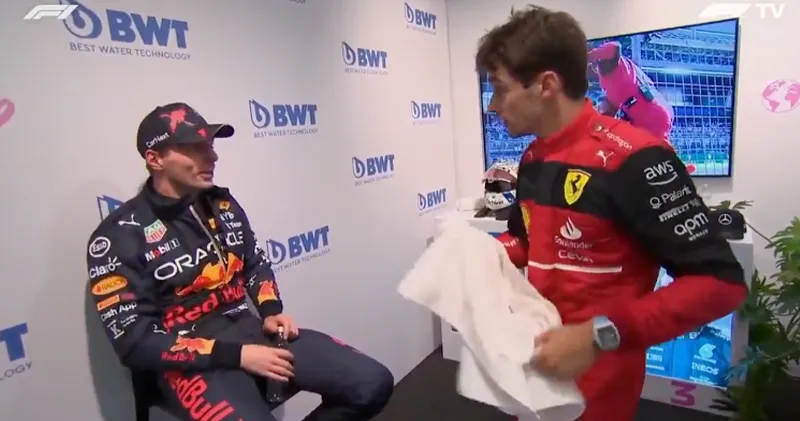 Video. Max Verstappen, Charles Leclerc en Lewis Hamilton hebben onderonsje in cooldown room