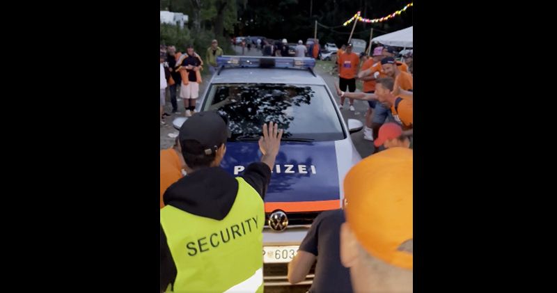 Video. Oostenrijkse politie maakt pitstop verzorgd door Oranjefans