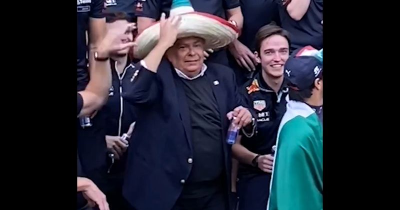 Video: Red Bull viert feest met vader Sergio Pérez na Mexicaanse GP