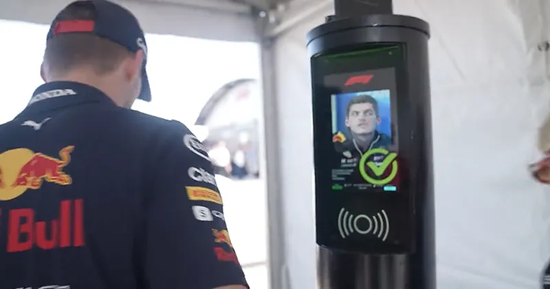 Video. Max Verstappen heeft een nieuwe pasfoto