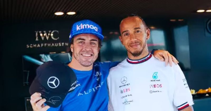 Fernando Alonso ontvangt gesigneerde pet van Lewis Hamilton