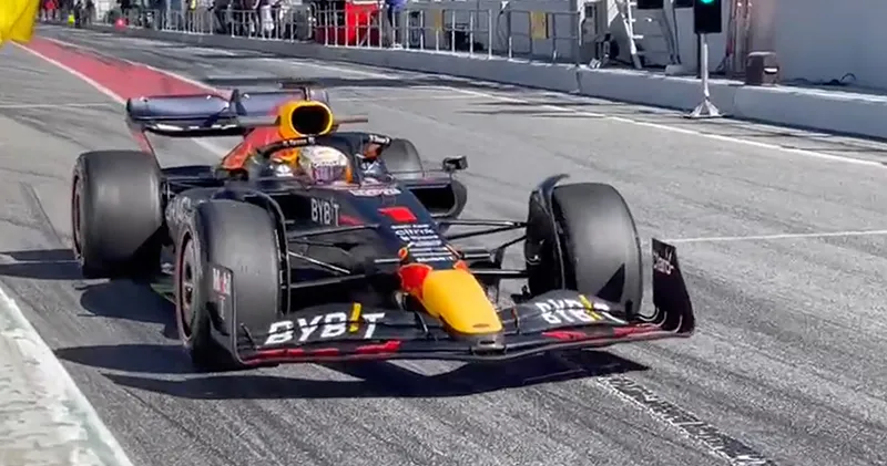 Video. Max Verstappen doet een proefstart met zijn RB18