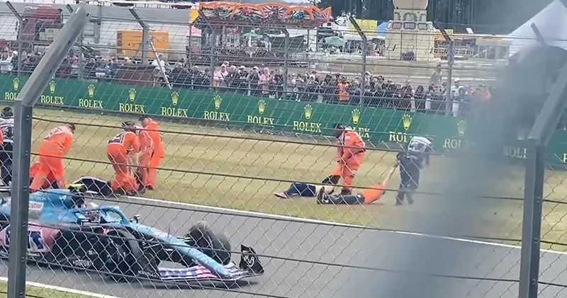 Video. Demonstranten vallen Silverstone binnen tijdens start