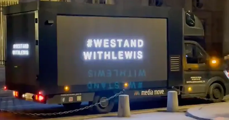 Lewis Hamilton fans protesteren tijdens FIA-gala