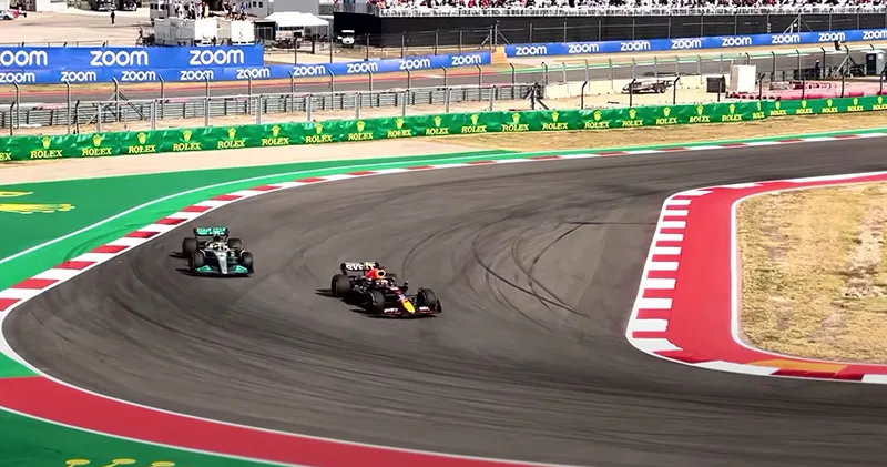 Video. De inhaalactie van Max Verstappen op Hamilton gefilmd vanuit het publiek