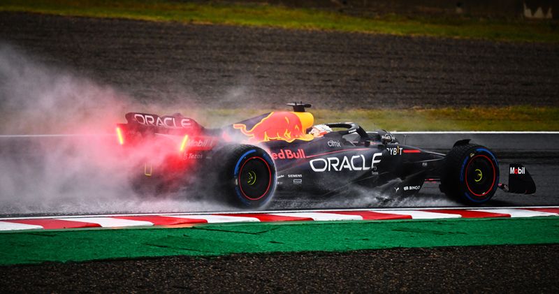 Video: De boordradio van Max Verstappen na zijn overwinning in Japan