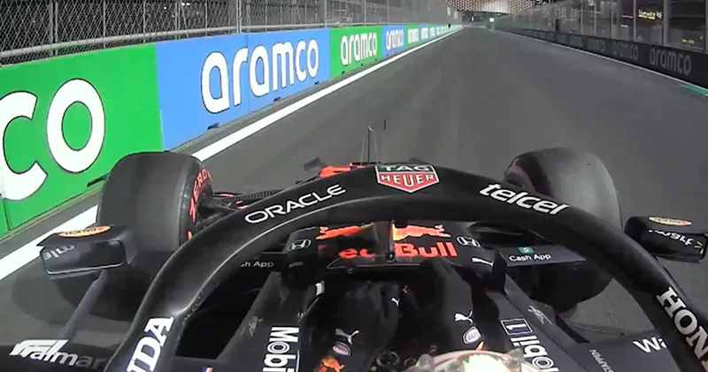 Video. De board-radio van Max Verstappen na zijn crash in Saoedi-Arabië