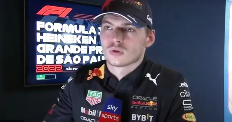 Video. De reactie van Max Verstappen op het incident met Sergio Pérez én Lewis Hamilton