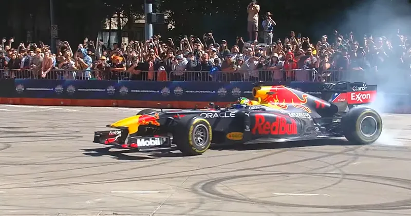 Video. Red Bull Racing en Sergio Pérez maken straten Dallas onveilig