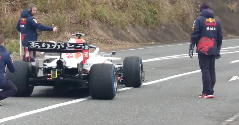 Video. Red Bull neemt promofilmpje op met de RB16B in Japan