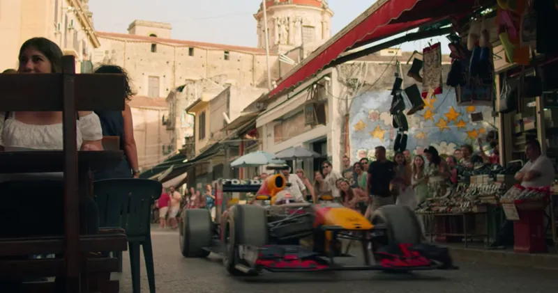Video. Red Bull Racing scheurt door de straatjes van Italië