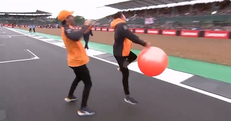 Video. Daniel Ricciardo slaat Lando Norris in het gezicht
