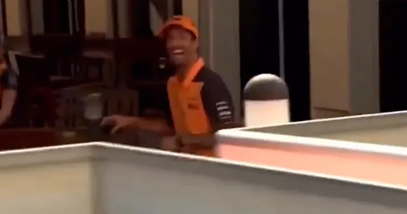 Video. Daniel Ricciardo en Pierre Gasly dollen met elkaar: 'Hou van je'