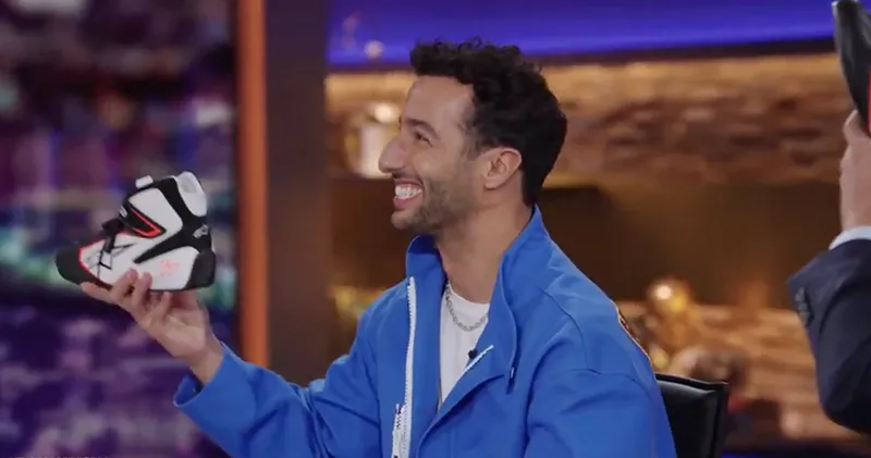 Video. Daniel Ricciardo doet 'shoey' in Amerikaanse tv-show