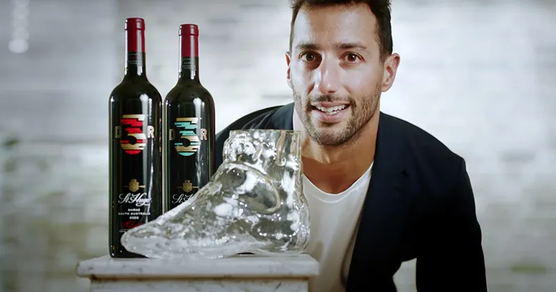 Video. Daniel Ricciardo presenteert eigen wijn met typische karaf