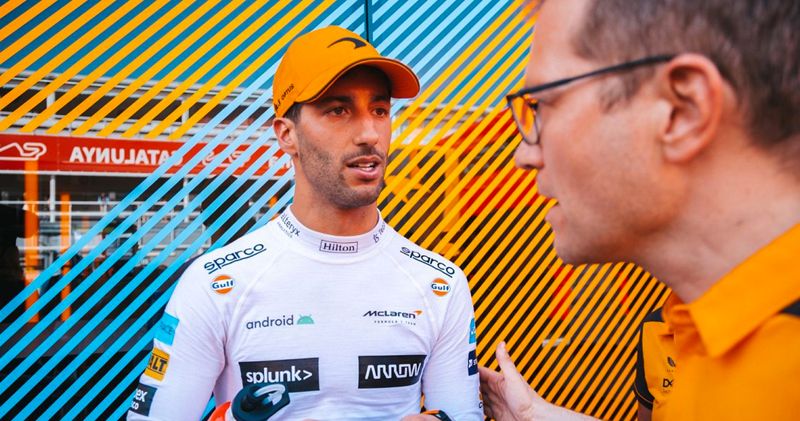 Miscommunicatie tussen Ricciardo en engineer na crash: 'Uhm... Ik ben oké'