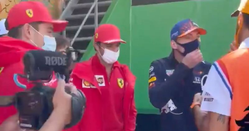 Video. Daniel Ricciardo verrast Max Verstappen met zijn juichcape