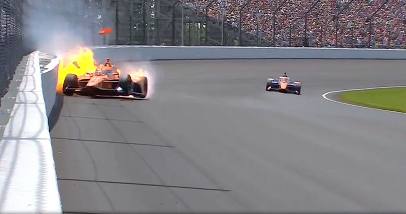 Video. Rinus Veekay gaat hard in de muur tijdens de Indy 500
