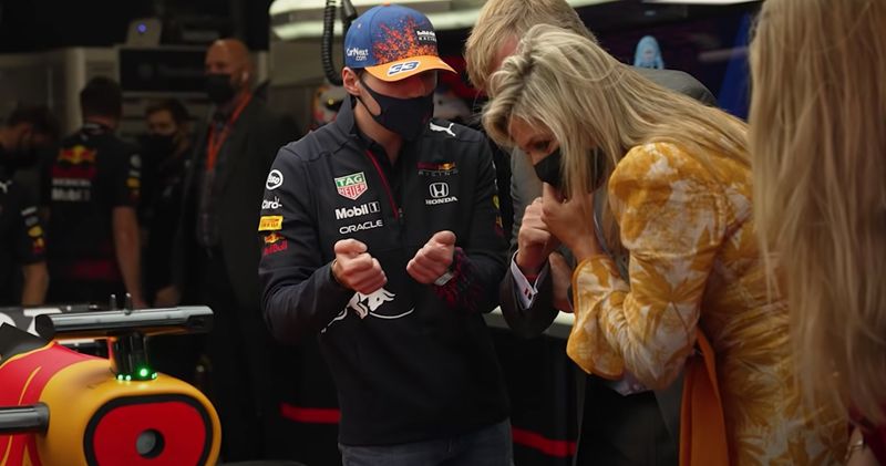 Max Verstappen geeft Koning Willem-Alexander rondleiding door Red Bull-garage