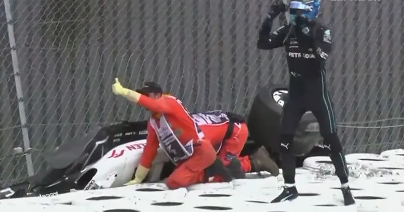 Video. George Russell bekommert zich om Guanyu Zhou