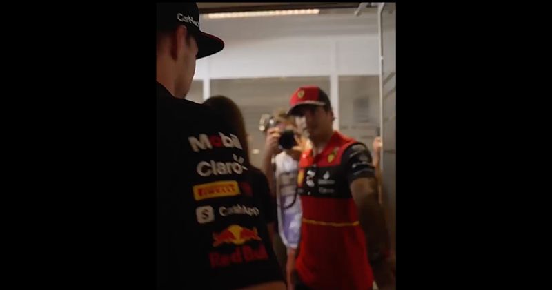 Video. Max Verstappen dolt met Carlos Sainz: 'Moet mijn ballen beschermen'
