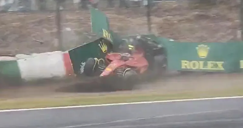 Video: De crash van Carlos Sainz gefilmd vanuit het publiek