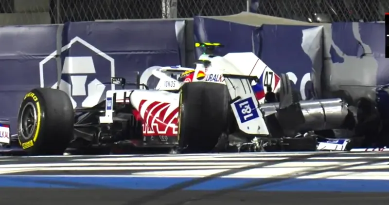 Video. Harde crash voor Mick Schumacher