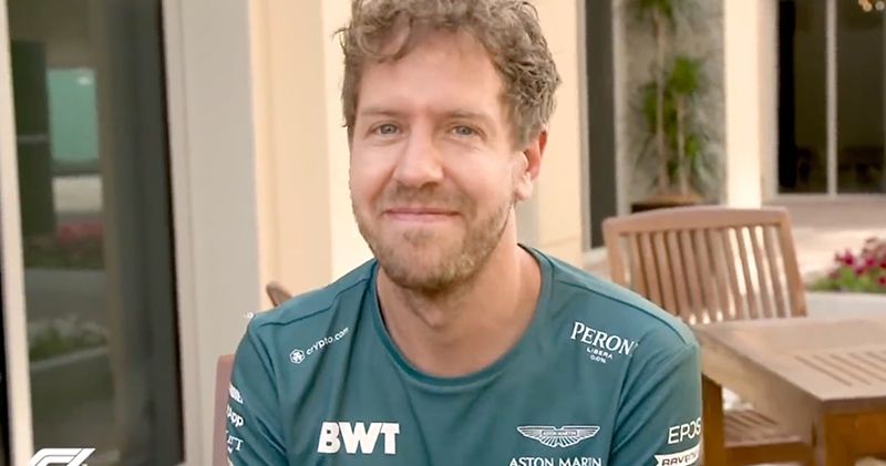 Video. Max Verstappen geeft cadeaus aan Sebastian Vettel: 'Hoop dat je het kampioenschap wint, Max'