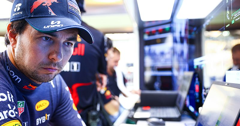 Max Verstappen haalt rijstijl Sergio Pérez onderuit: 'Kan niet snel zijn'