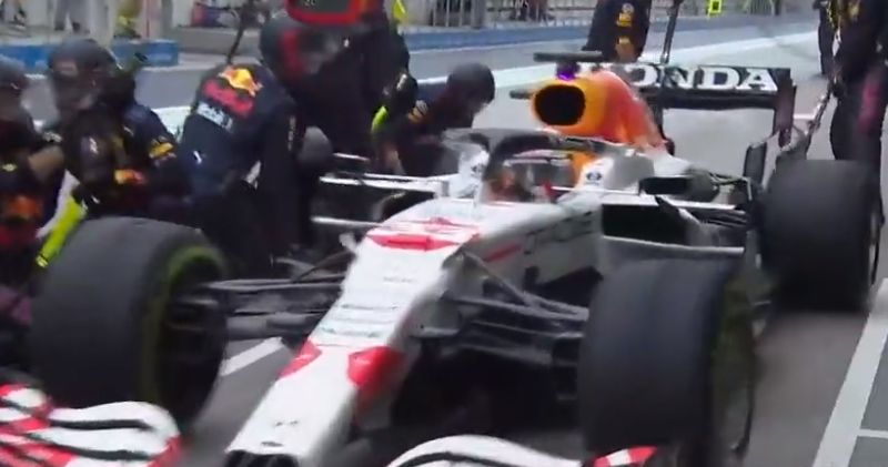 Video. Max Verstappen heeft snelle stop en komt voor Hamilton de baan op