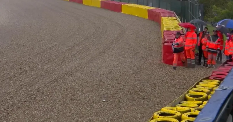 Video. Formule 1-marshalls spelen spelletje tijdens rode vlag