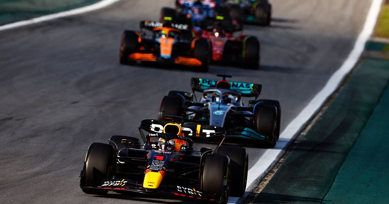 Max Verstappen valt van podium af tijdens Sprint in Brazilië door schade aan auto