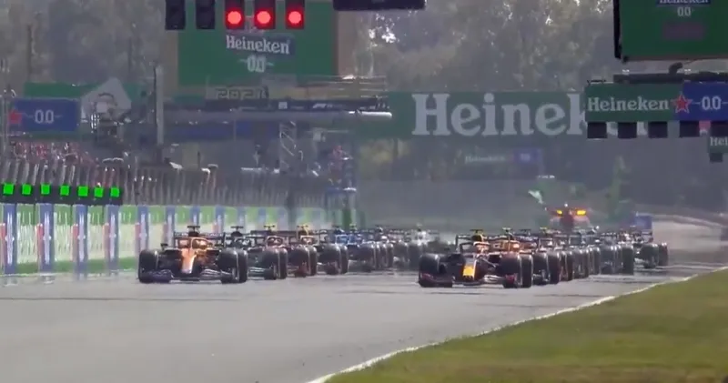Video. Max Verstappen verliest de leiding tijdens de start van de race