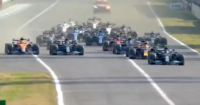 Video. Lewis Hamilton heeft een drama start tijdens de sprint in Italië