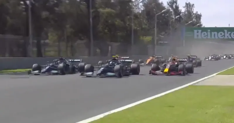 Video. Max Verstappen heeft wereldstart en pakt leiding GP Mexico