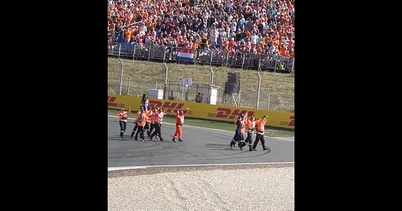 Video. Marshalls gaan uit hun dak op het circuit na pole position van Max Verstappen