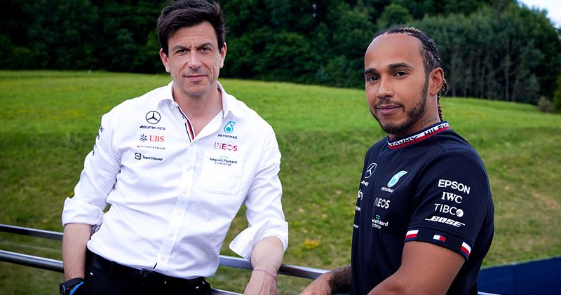 Toto Wolff steunt Lewis Hamilton: 'Titel tegen de regels in ontnomen'