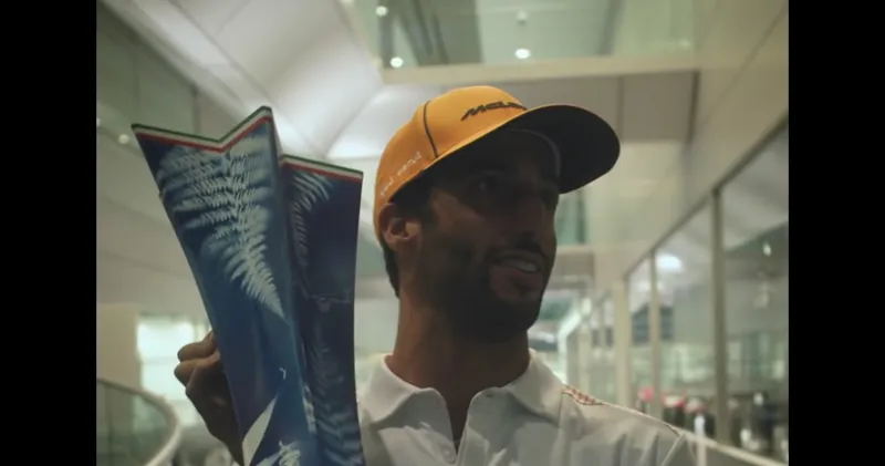 Video. Daniel Ricciardo emotioneel na afleveren trofee: 'Ga dalijk huilen als een baby'