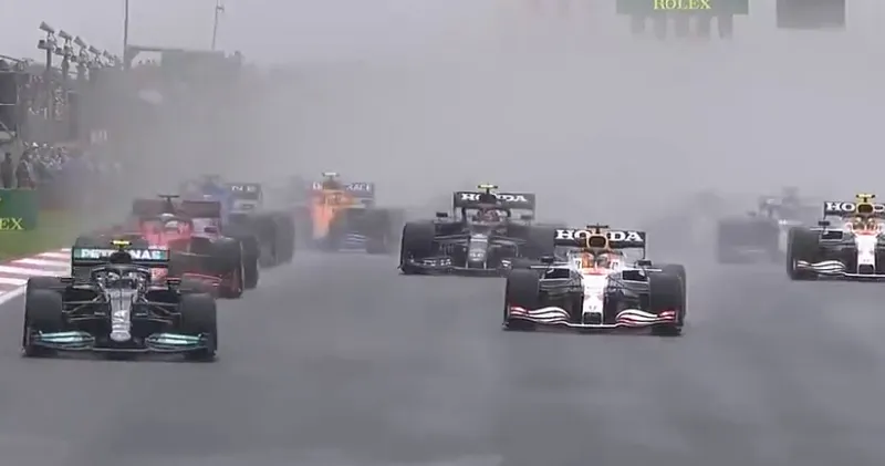 Video. Max Verstappen behoudt plek tijdens start Grand Prix van Turkije