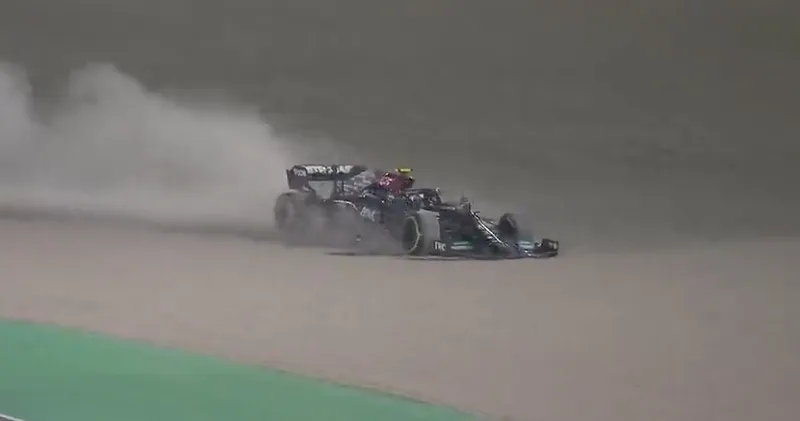 Video. Valtteri Bottas heeft spectaculaire lekke band en verliest plek drie