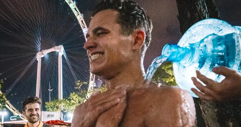 Video. Lando Norris zoekt verkoeling na race in Singapore