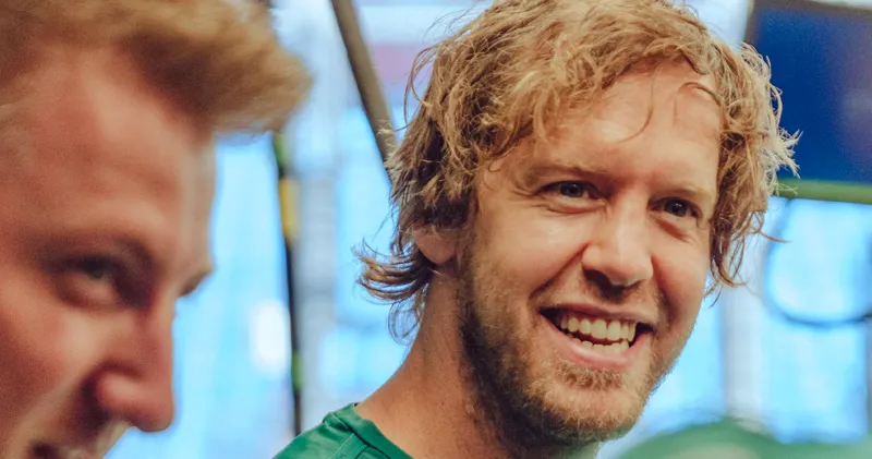 FIA bestraft Sebastian Vettel voor illegaal tripje op scooter