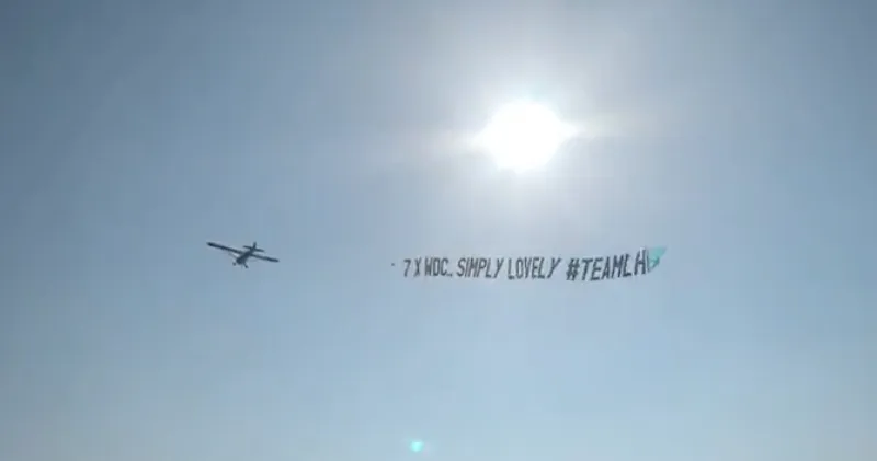 Video. Lewis Hamilton-fan laat banner over Zandvoort vliegen
