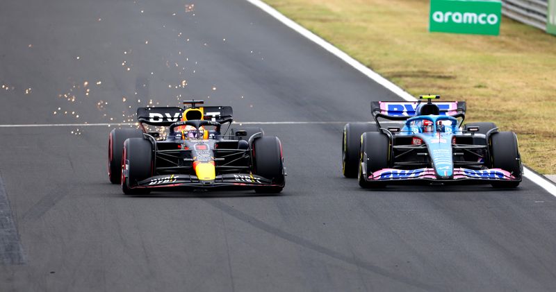 Max Verstappen zegeviert in Hongarije, Hamilton en Russell maken top drie compleet