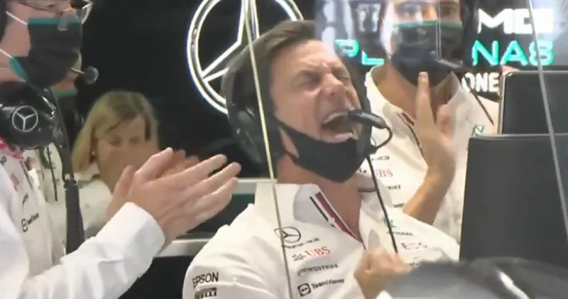 Video. Toto Wolff viert de inhaalactie van Valtteri Bottas op Pérez