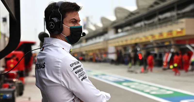 Toto Wolff wanhopig: 'Wil mezelf wurgen'